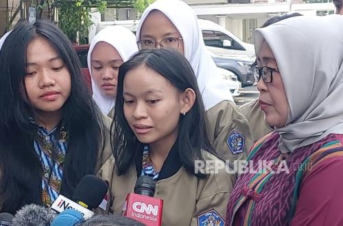 Vice President Gibran Meets Viral Students from SMAN 1 Pontianak in MPR Competition
