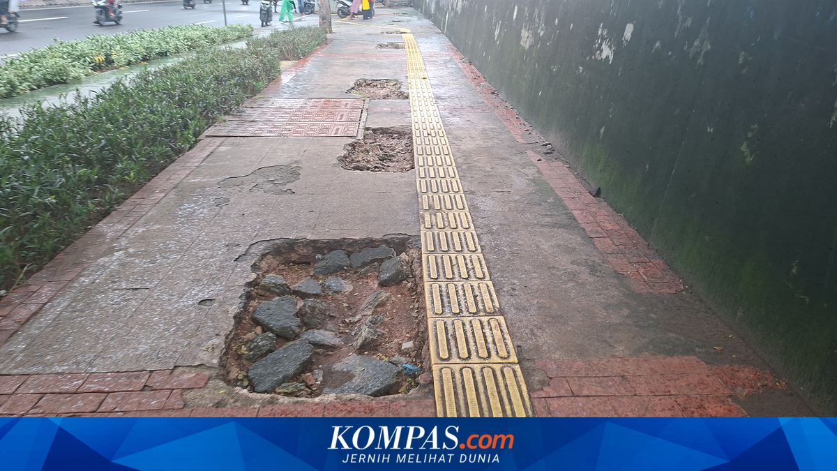 This is the Reason Guiding Blocks on Sidewalks Are Yellow