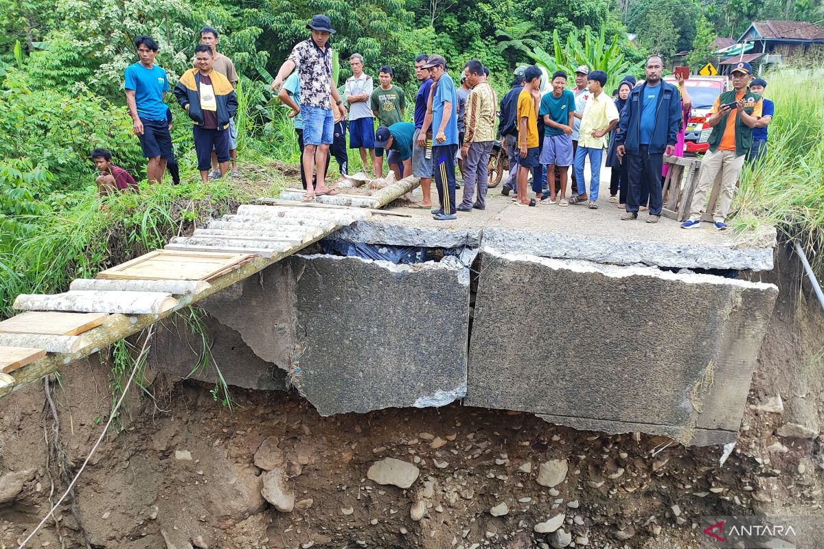 South OKU BPBD Constructs Temporary Bridge at Natural Disaster Site