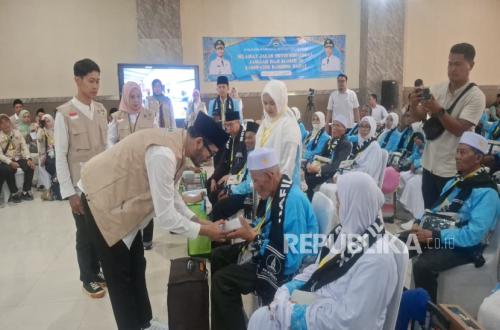 Tears and Prayers Accompany the Departure of 89 Hajj Pilgrims from West Bandung
