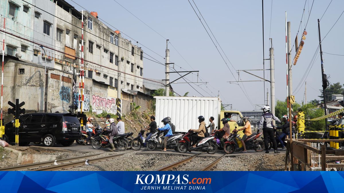 KAI Constructs Trial of New Level Crossing Gate in Ampera Area near Bekasi Timur Station