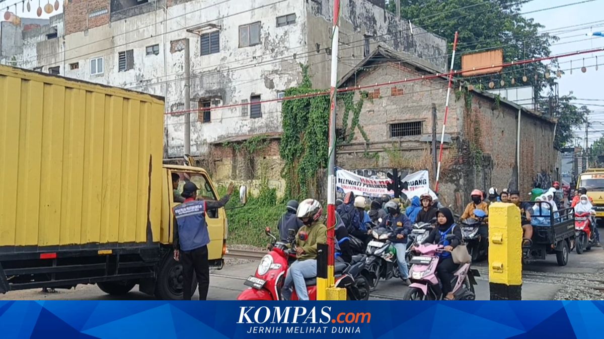 Automatic Barriers Installed, So Why Are Residents Still Helping Guard the Ampera Bekasi Crossing?