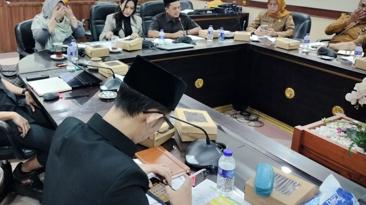 Profile of Achmad Syahri Assidiqi, Jember DPRD Member Who Went Viral for Playing Games and Smoking During Health Meeting