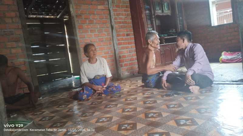 Kemantan Village Head Candidate No. 2, Syamsudin, Visits Sick Residents, Offers Encouragement and Aid