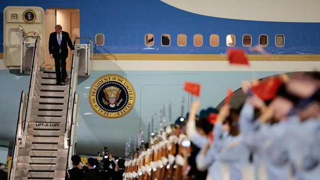 Portrait of Trump's Arrival in China with a Grand Welcome - Accompanied by Global Tycoons