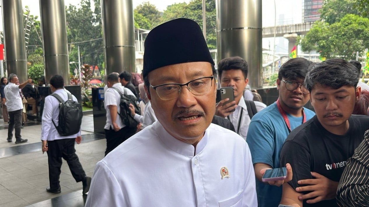Social Affairs Minister Gus Ipul Relieves Two Officials in Wake of People's School Procurement Issues
