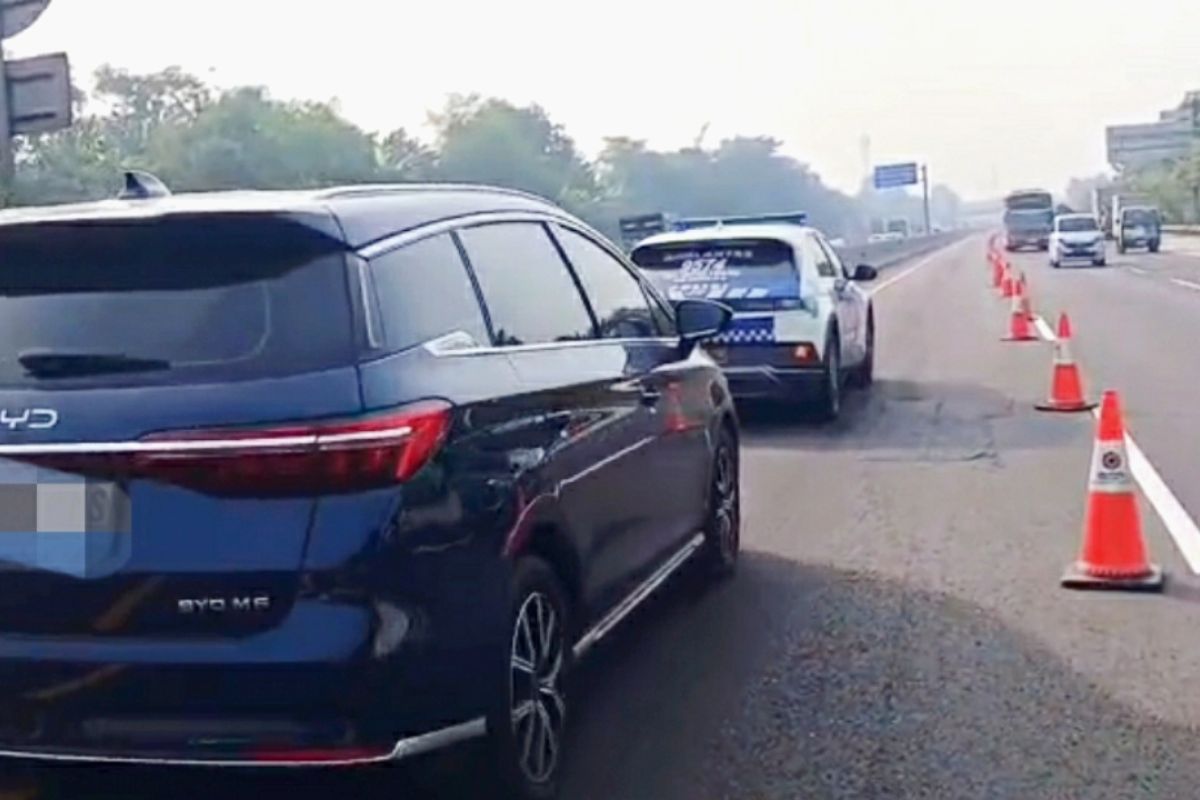 Officers Implement "Contraflow" on Japek Toll Road During Long Holiday