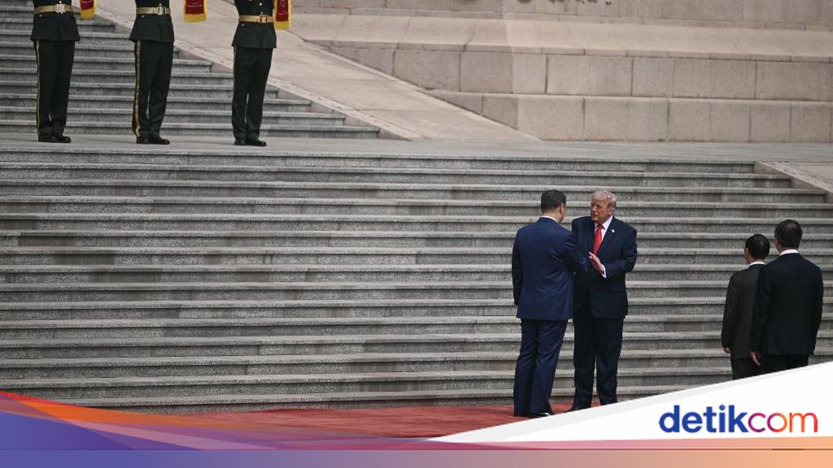 Trump and Xi Jinping Meet in Beijing, Beginning with a Handshake