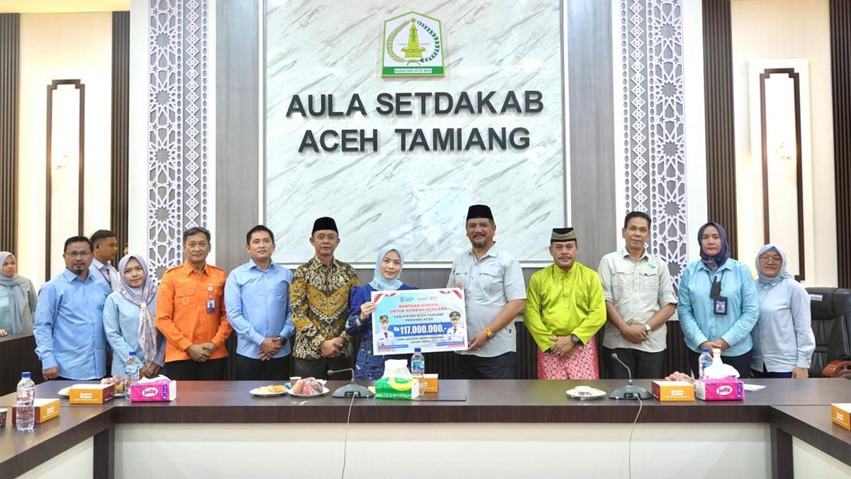 Serang Regent Distributes IDR 1.19 Billion in Aid to Sumatra Disaster Victims