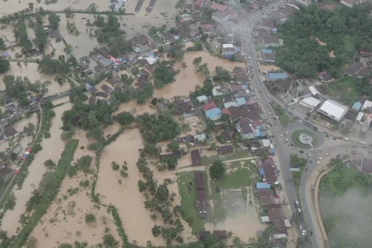 Kendari BPBD Assists in Cleaning Mud Residue from Residents' Homes Post-Flood