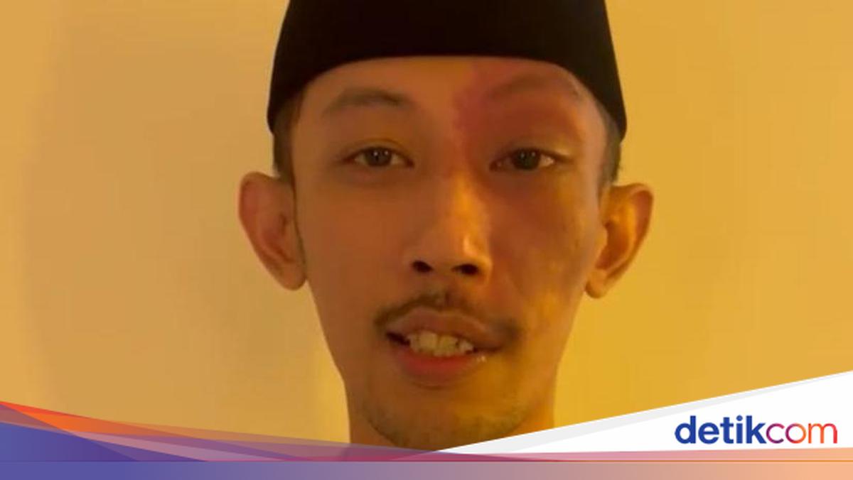 Jember DPRD Member Apologises After Playing Game and Smoking During Meeting