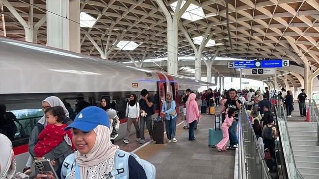 Jakarta Residents Flock to Bandung, Whoosh Station Packed Like Eid