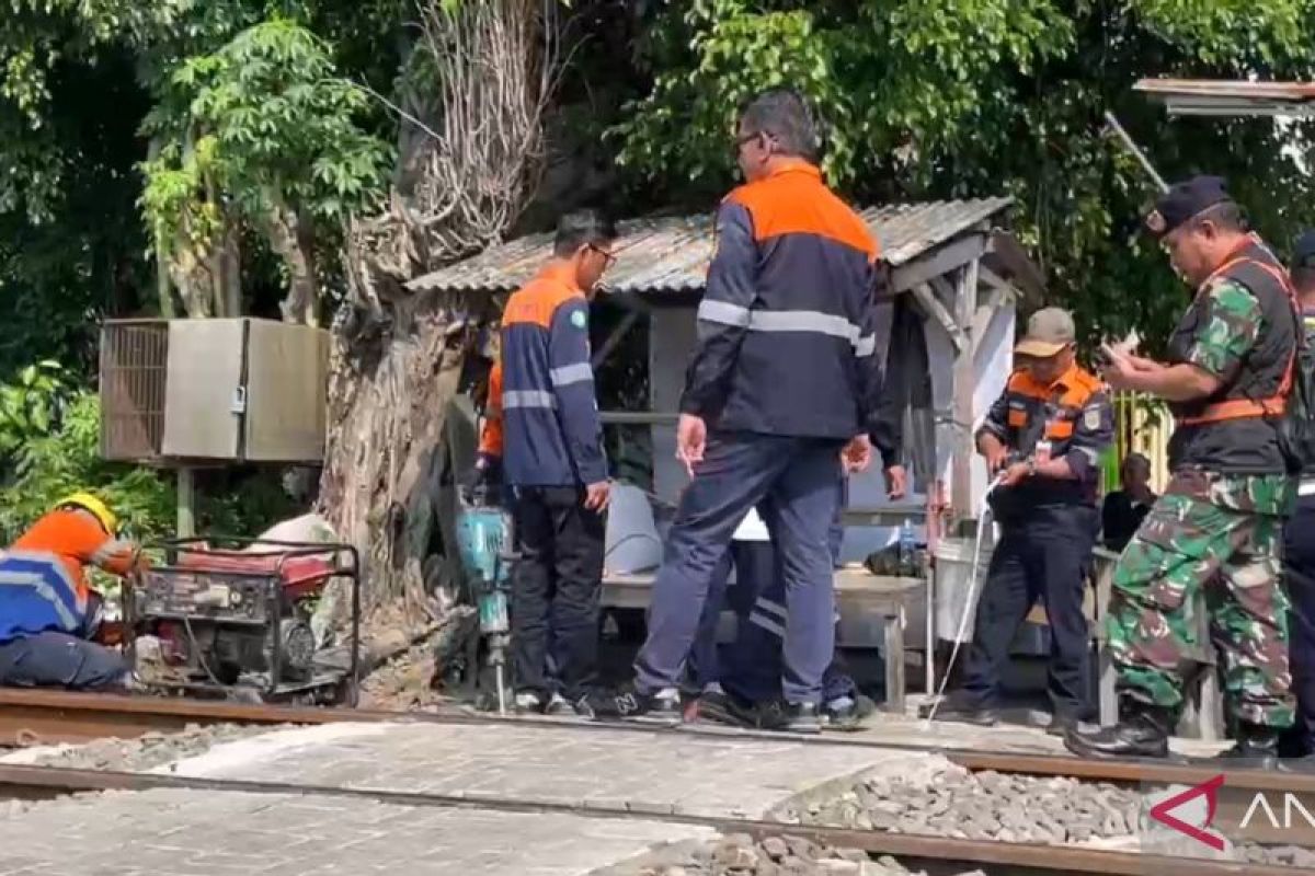 KAI Jakarta closes illegal crossing on Tebet-Cawang route for safety