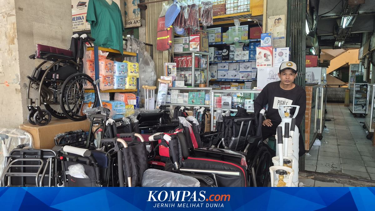 Prices of Medical Equipment Surge at Pramuka Market, Gloves See the Most Significant Increase