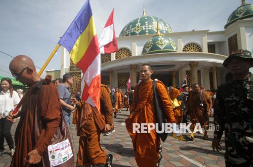 Cooling Off, 57 Monks from Four Countries Visit Mosque in Surabaya on Foot Journey to Borobudur