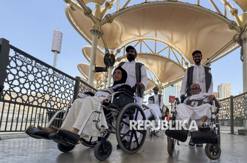 Many Elderly Pilgrims Arrive Without Companions; Indonesian Hajj Officials Take Over Wheelchair Assistance
