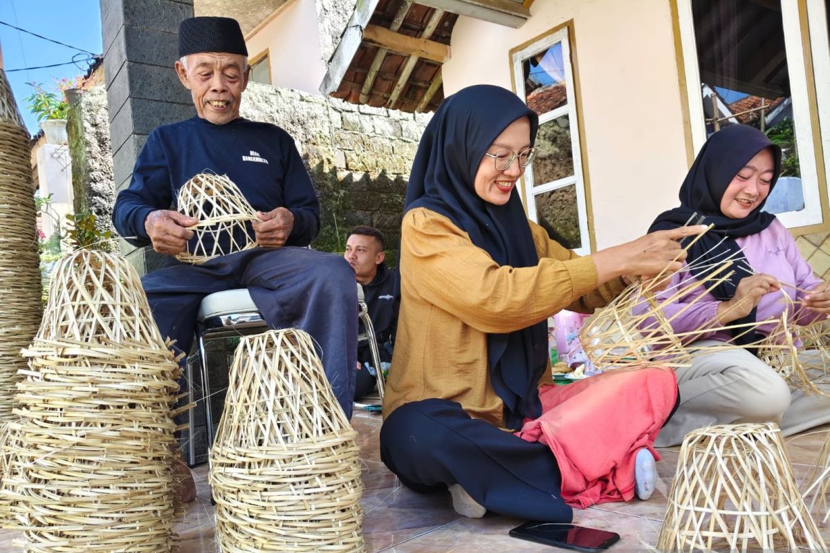 The 'Bongsang' Craft Revives as Eid al-Adha Approaches