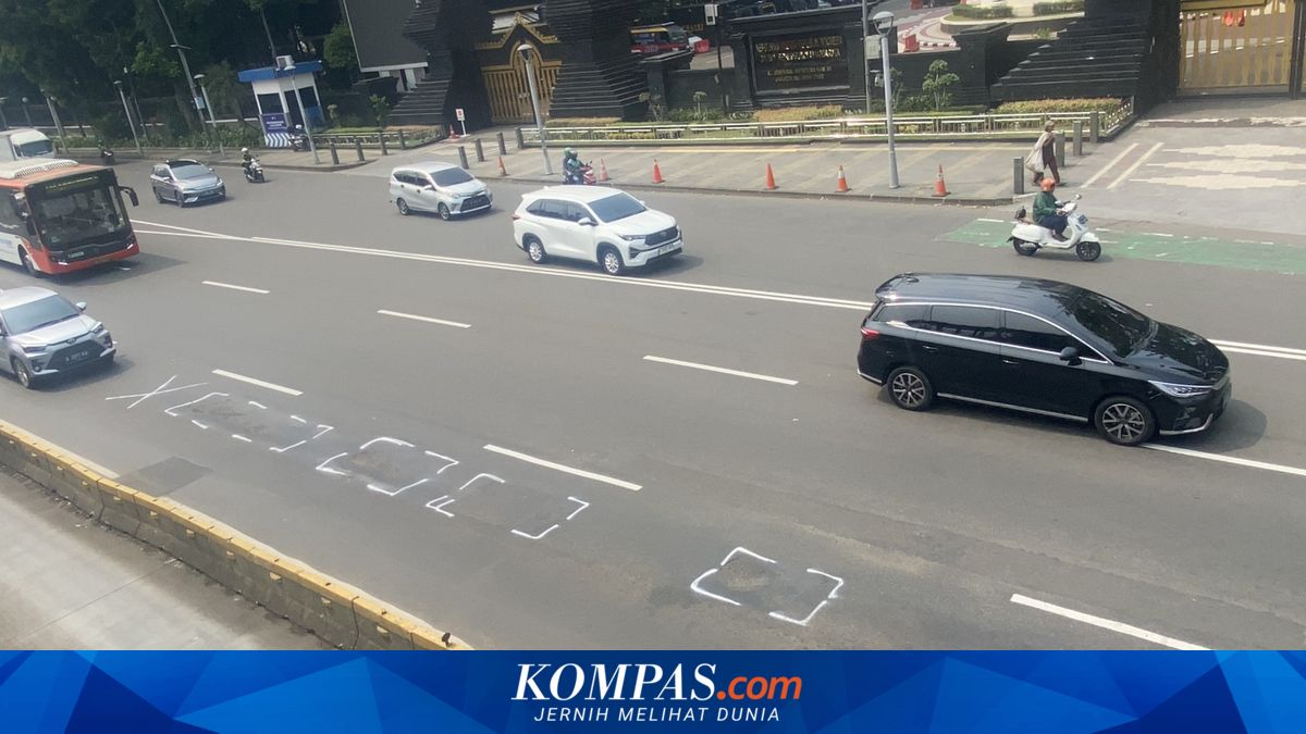 Road on Jalan Sudirman, South Jakarta, Damaged by Rain, Bina Marga Undertakes Patching