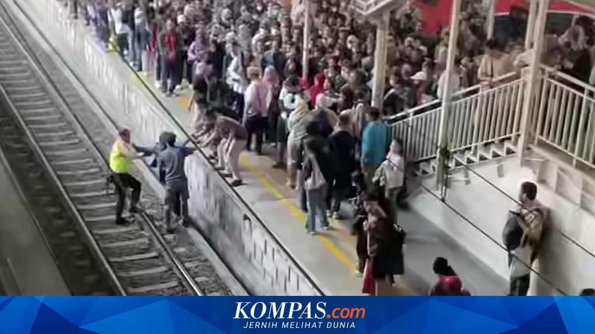 Video Goes Viral of Passenger Falling from Platform onto Tracks at Manggarai Station Before Train Passes