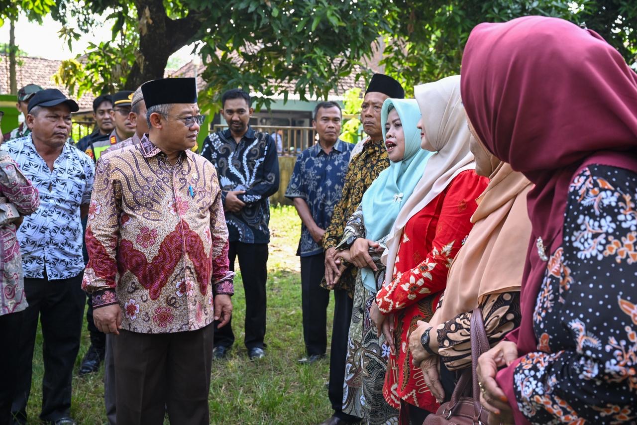 The Story of Sitimah, a Teacher in Kudus Who Travels 4 Hours to Teach at School