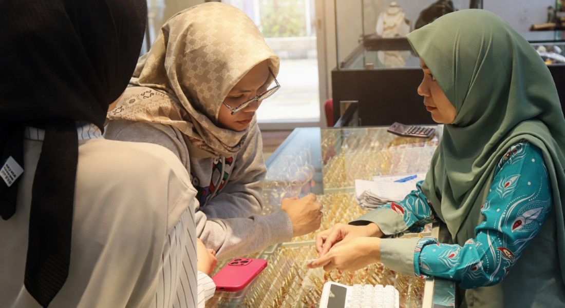 Gold Prices in Batam Fall Slightly, Shop Employees Say They Follow Global Prices