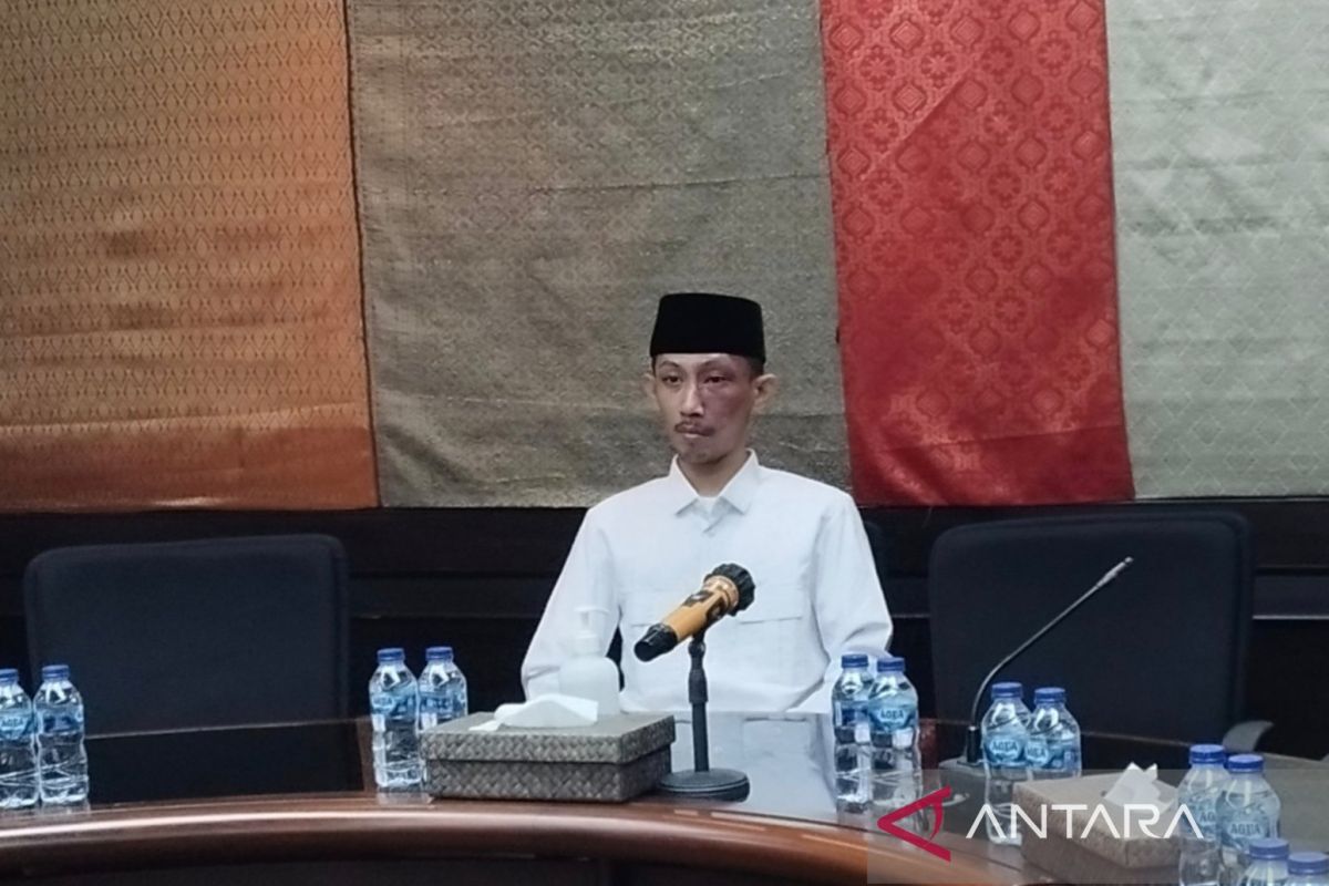 Jember DPRD Member Who Smoked During Meeting Expresses Regret and Apologises