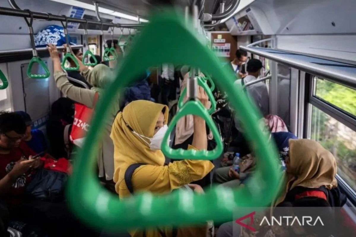KAI Commuter responds to passenger falling onto tracks at Manggarai Station