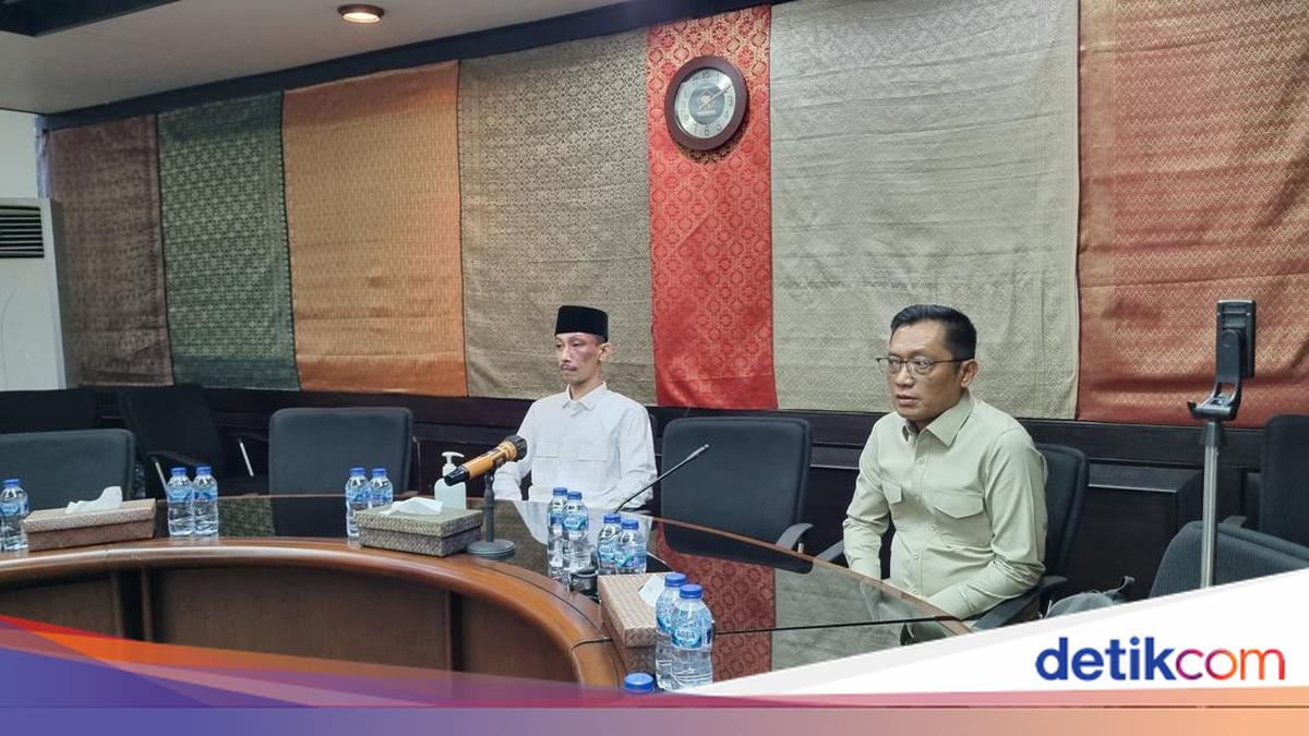 Gerindra Issues Stern Warning to Jember DPRD Member for Smoking and Gaming During Meeting