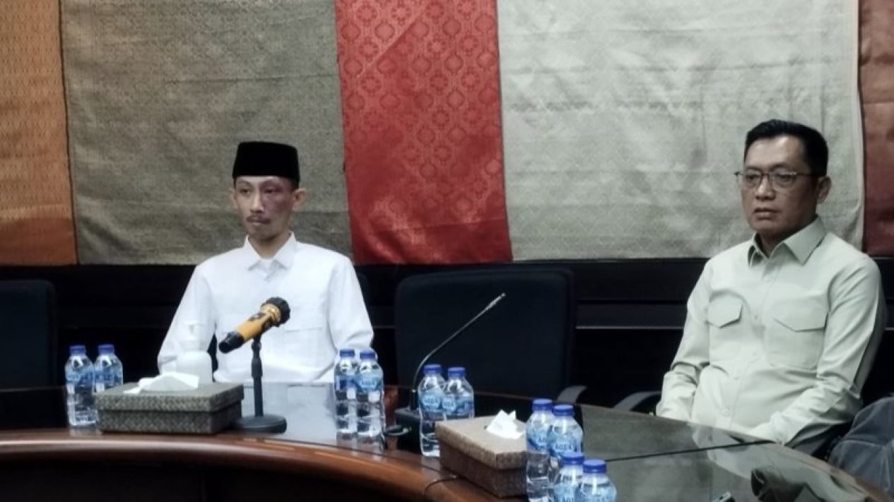 Jember DPRD Member Sanctioned with Severe Reprimand for Playing Games and Smoking During Meeting