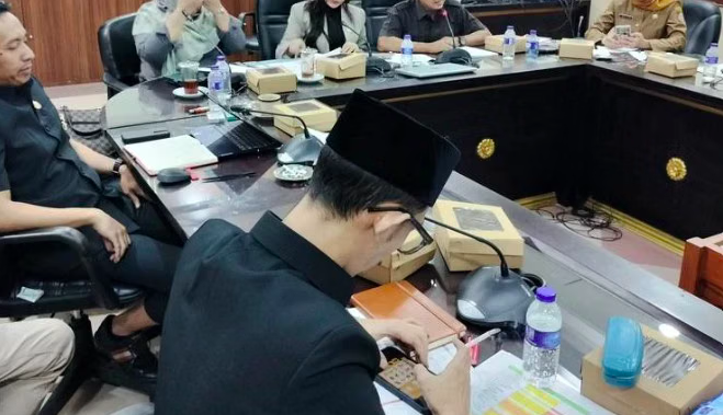 Gerindra Issues Stern Warning to Jember DPRD Member Over Viral Smoking and Gaming Incident