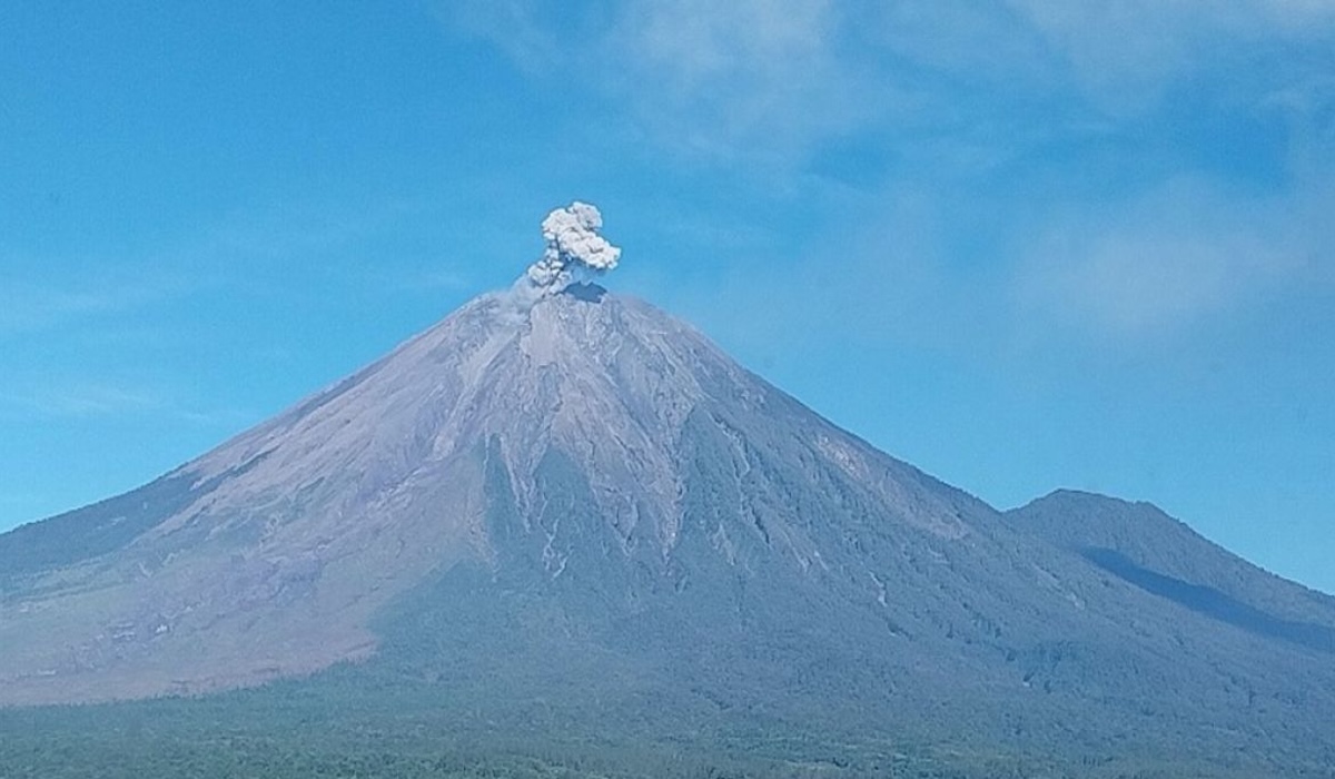 Mount Semeru Erupts Six Times Since Early Morning, Authorities Warn of Hot Clouds and Lava Flows