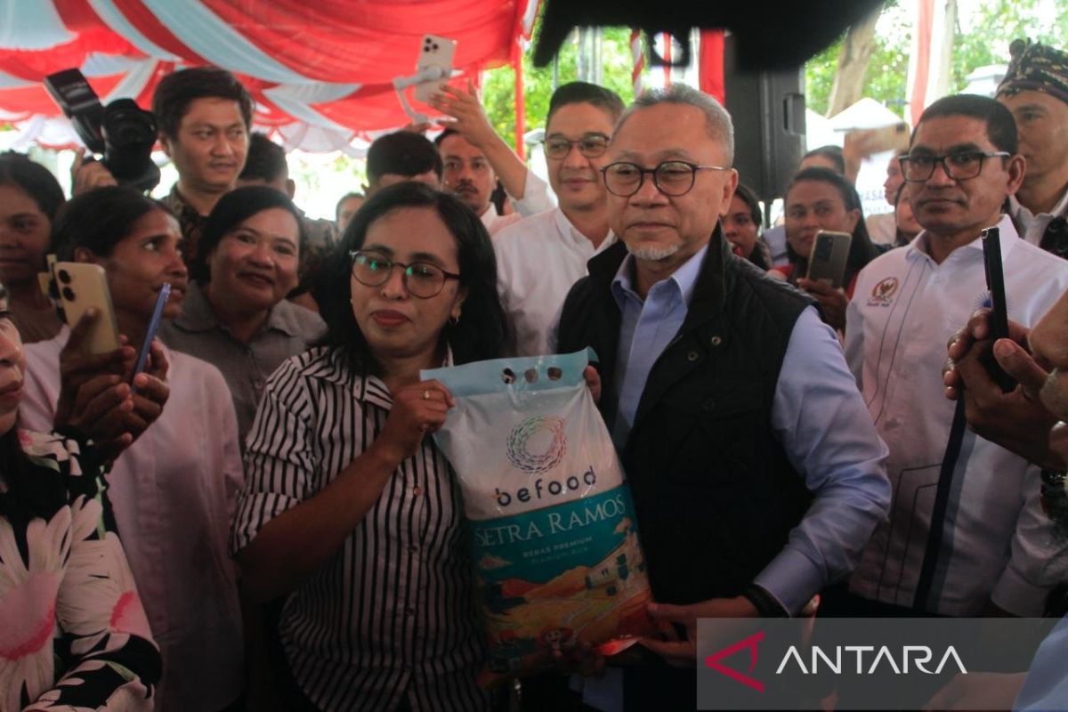 Minister Hasan distributes 1,000 rice packages to Kupang residents