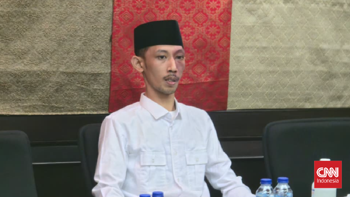 Gerindra Sanctions Jember DPRD Member for Playing Games and Smoking During Meeting