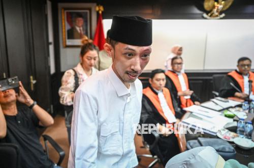 Jember DPRD Member Admits Wrongdoing and Regrets Smoking and Playing Games During Stunting Meeting