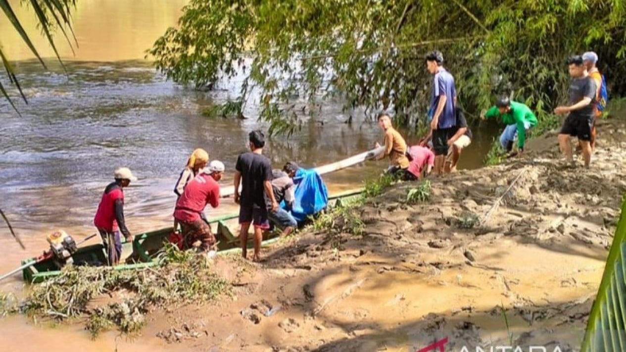 Nine Illegal Gold Miners Die Buried in Landslide in West Sumatra