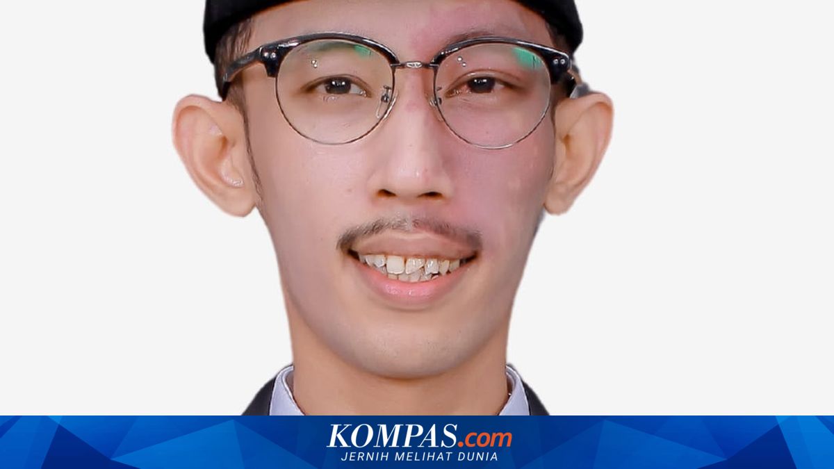 Jember DPRD Member Apologises for Playing Games and Smoking During Meeting