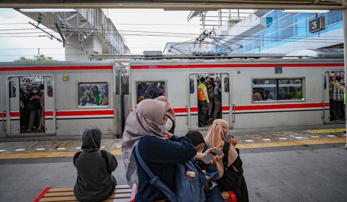 Passenger Falls onto Tracks at Manggarai Station After Losing Balance