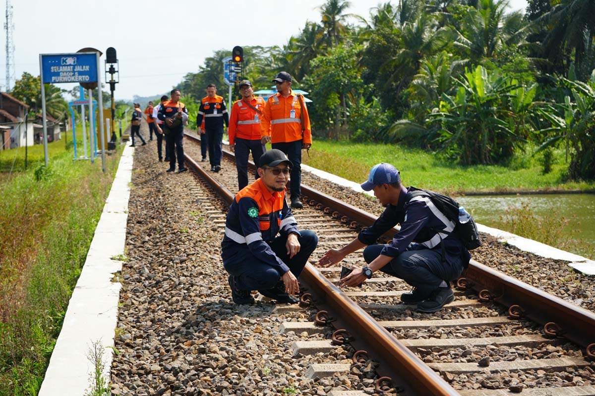 Daop 5 Conducts Inspections at Various Points Along Railway Tracks During Long Weekend Holiday