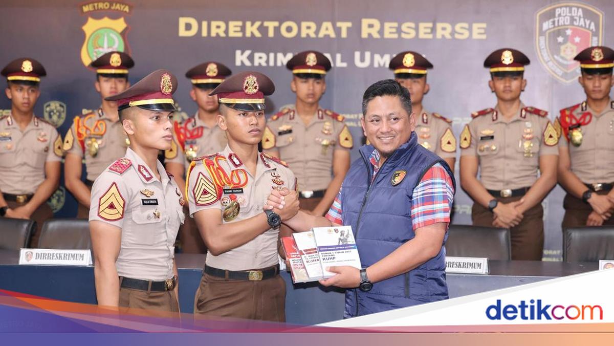 To Strengthen Legal Literacy, Metro Jaya Police Hands Over Latest Legal References to Police Academy Cadets