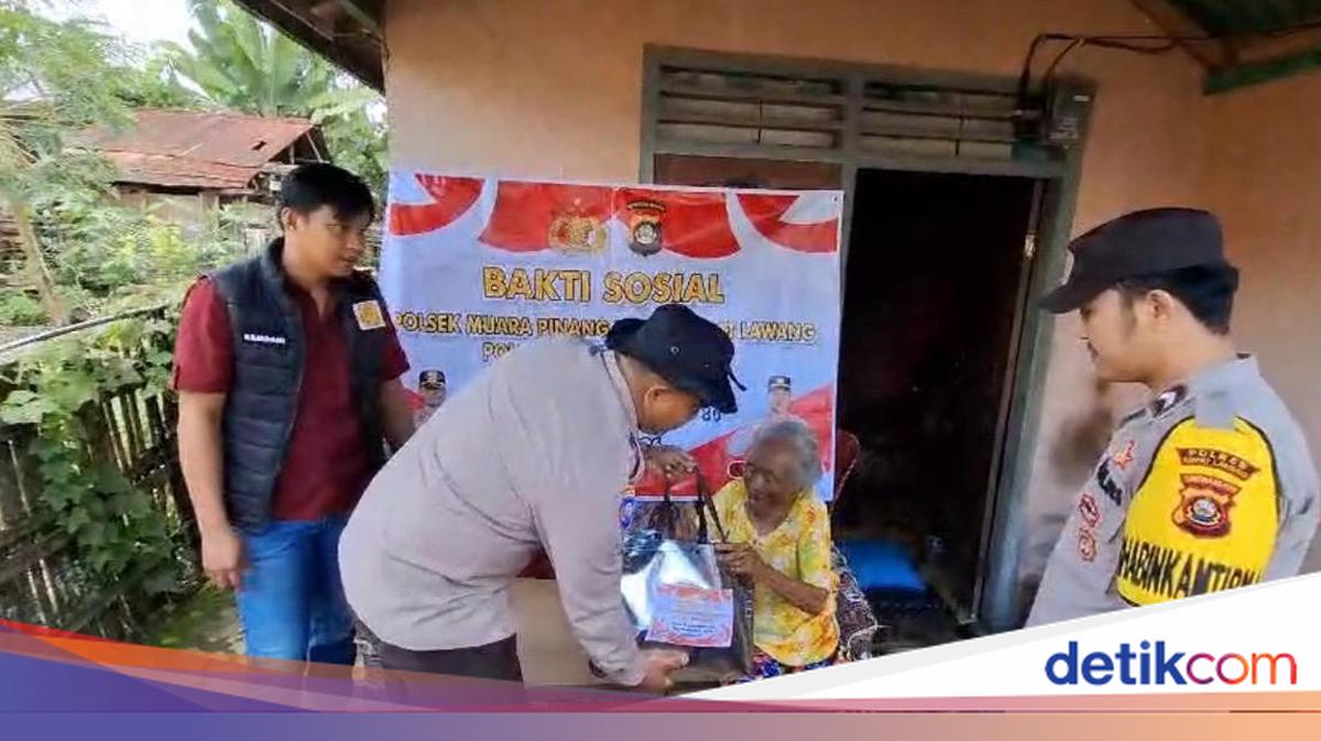 South Sumatra Police Distribute Food Packages to the Elderly in Empat Lawang