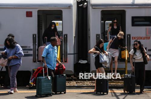Long Weekend Passenger Numbers on Trains Exceed 196,000 Per Day