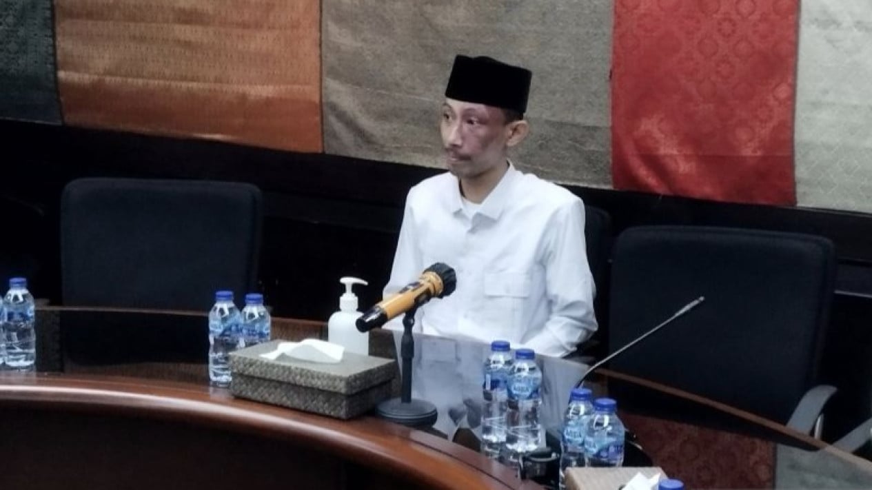 Jember DPRD Member Apologises After Being Caught Playing Games and Smoking During a Meeting