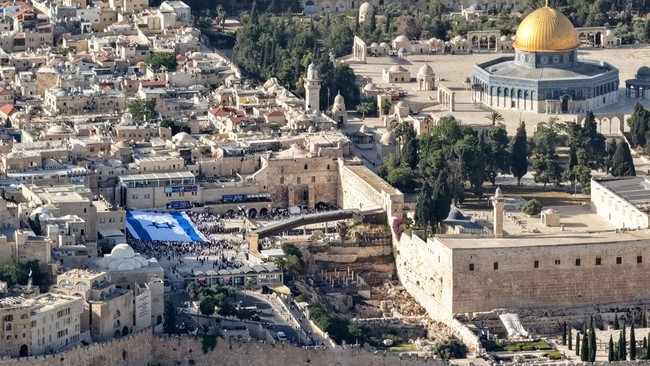 Israeli Citizens Openly Storm the Al-Aqsa Mosque Complex