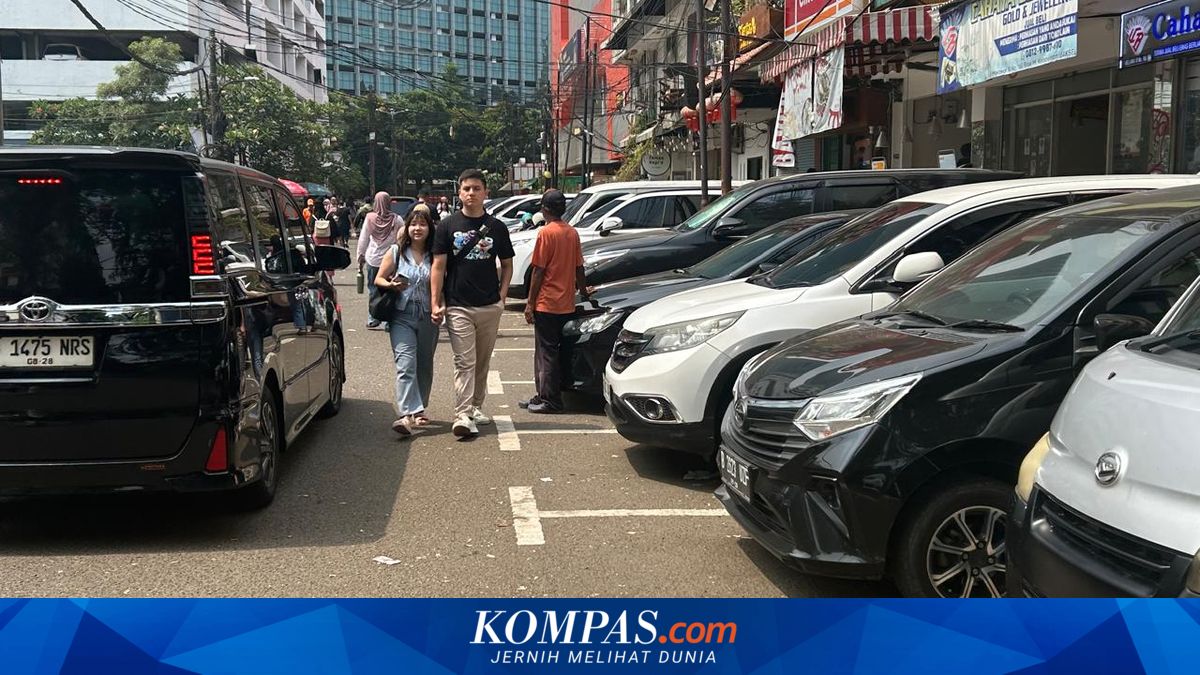 Residents Urged to Report Illegal Parking Attendants in Blok M if Asked for Money