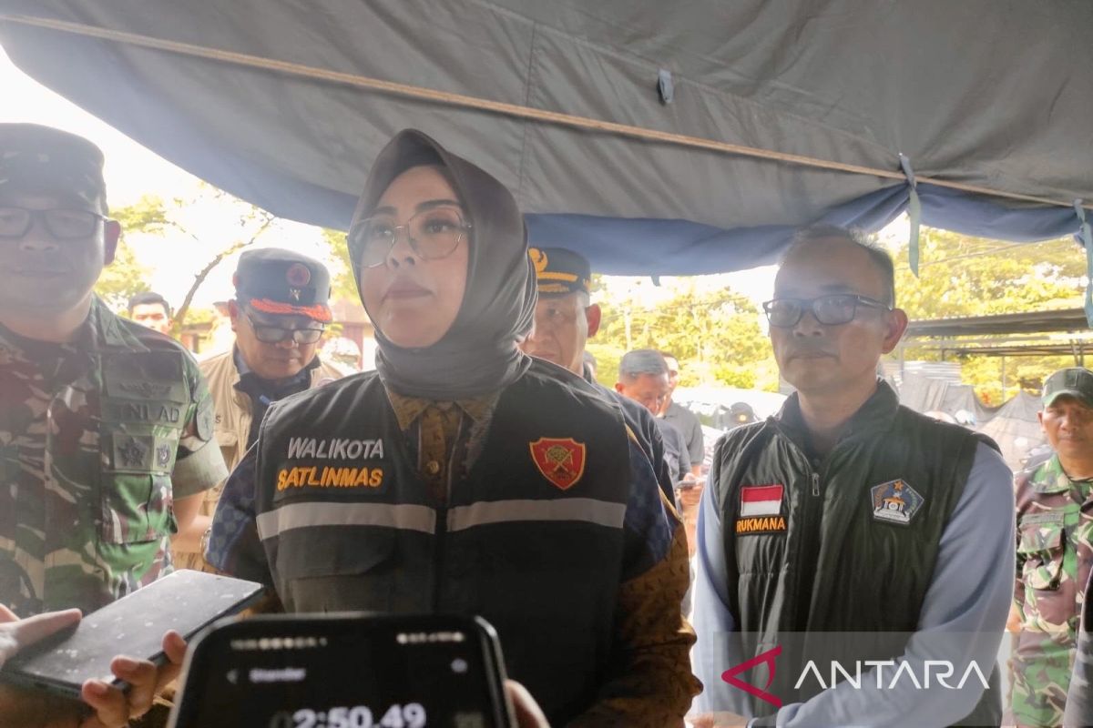 Kendari City Government Distributes Food Aid to 1,693 Flood Victims