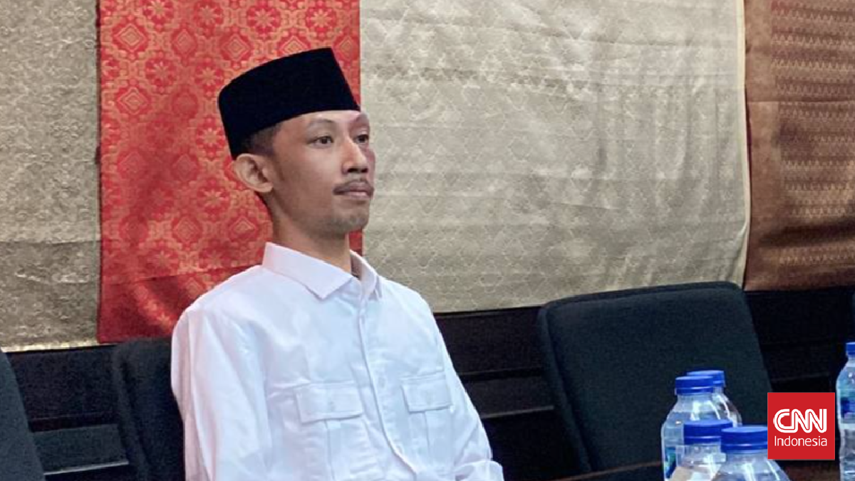 Gerindra's Syahri Claims It Was His First Time Gaming and Smoking During a Jember DPRD Meeting
