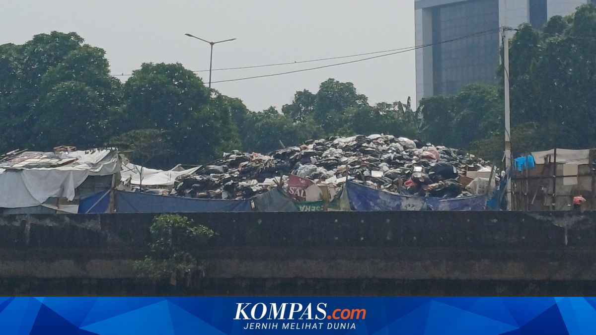 North Jakarta Environment Office Claims to Remove Waste from Illegal Landfill in Penjaringan Daily