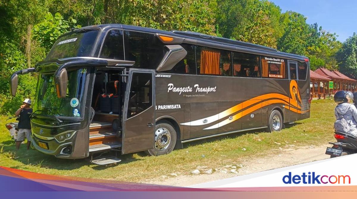 Bus Driver Collapses and Dies While Driving Tourists in Slili Beach