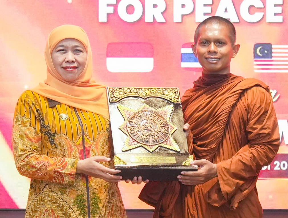 Governor Khofifah Welcomes Group of Bhikkhus from Various Countries at Grahadi: Invites Participants to Make 'Indonesia Walk for Peace 2026' a Catalyst for Tolerance, Togetherness, and Harmony Among Religions for World Peace