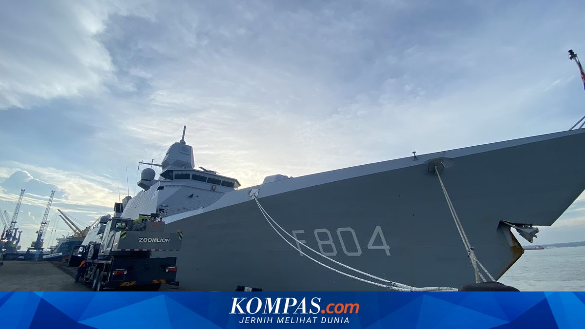 Dutch Warship De Ruyter Arrives in Surabaya, Welcomed by Indonesian Navy Chief